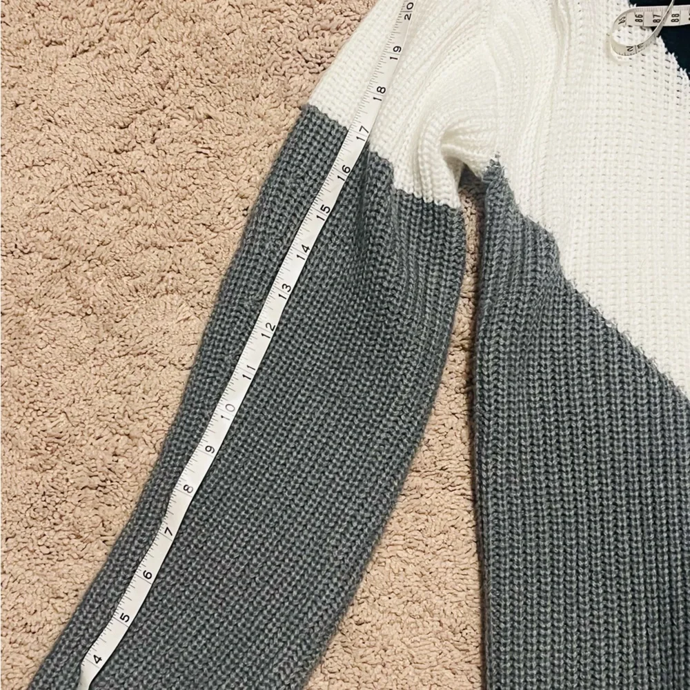 Sweater without a size but fits like a Large - Picture 5 of 5